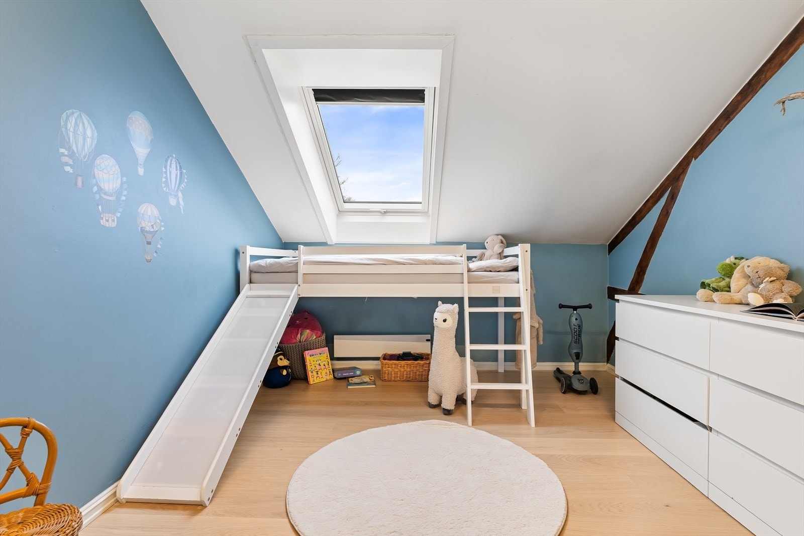 Soverom 3 av god størrelse, også med plass til dobbeltseng og tilhørende møblement. Galleribilde