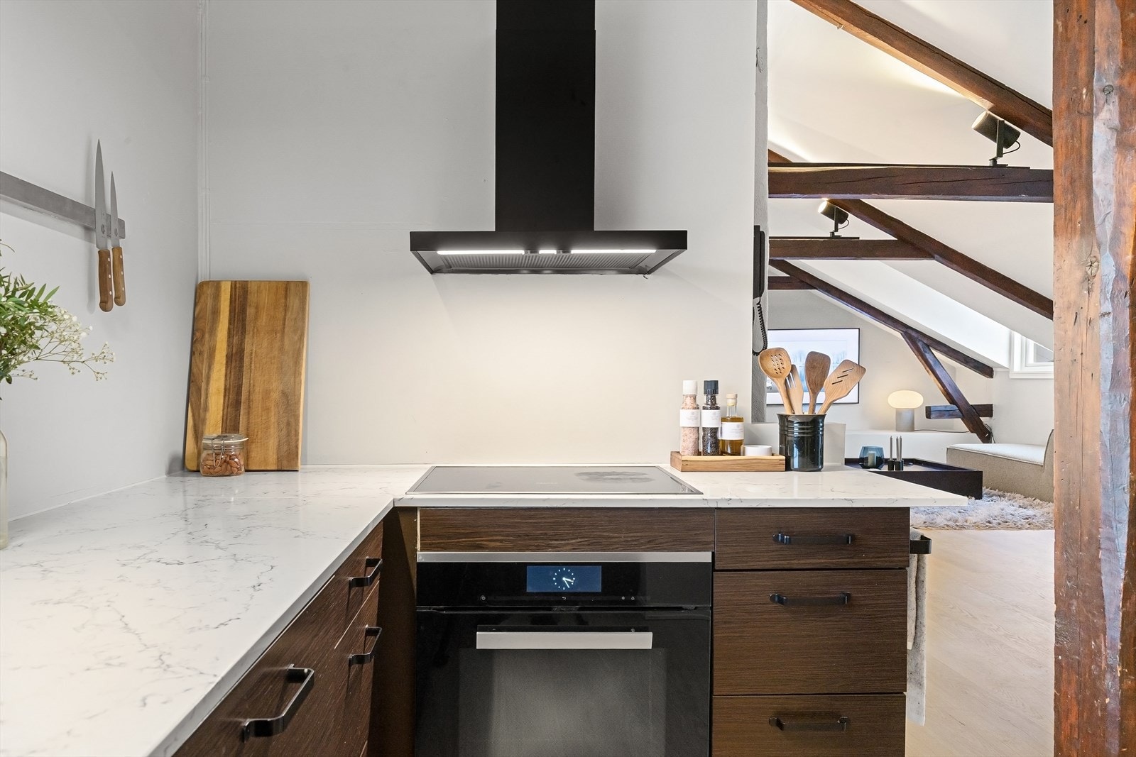 Caesarstone White Attica benkeplate med underlimt vaskekum og nedfelt induksjon platetopp. Galleribilde