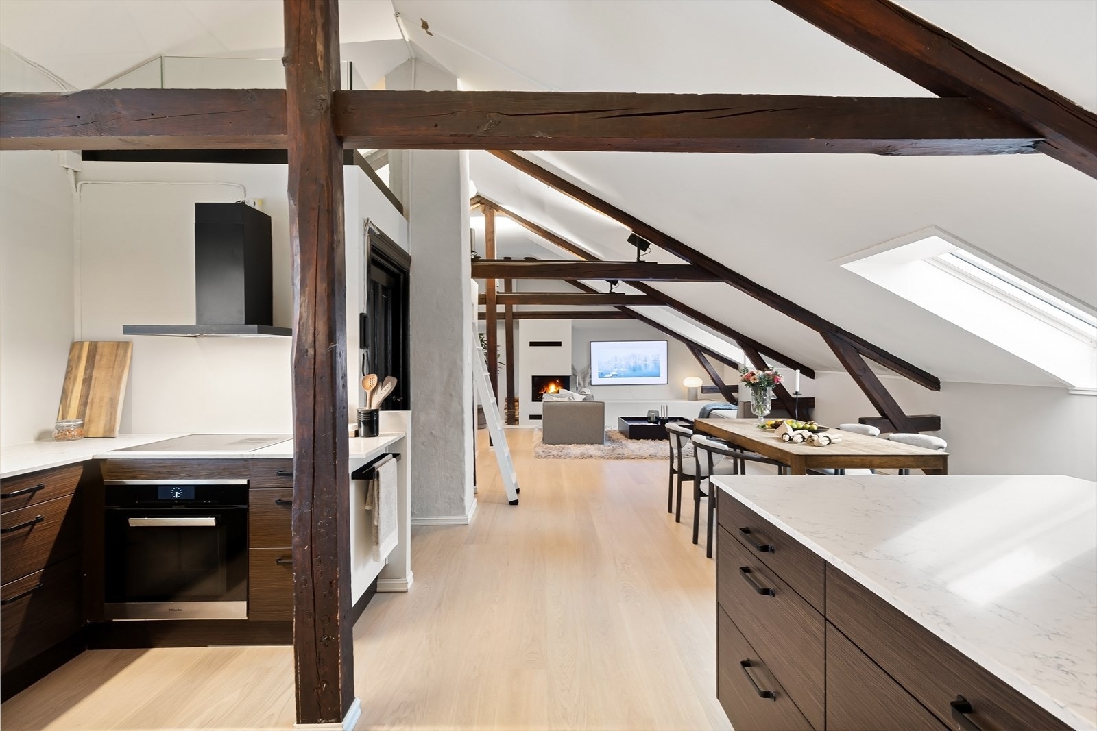 Svært sosial løsning med kjøkkenøy fra 2020 med kompositt benkeplate. Galleribilde