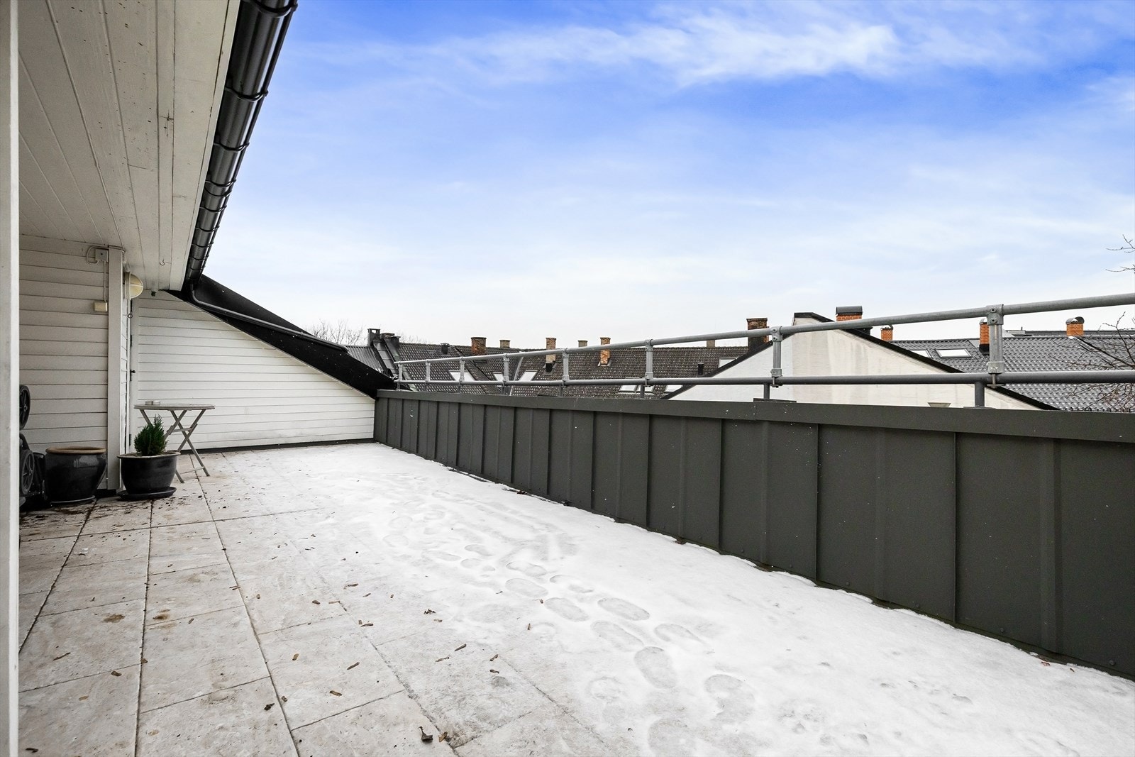 Hyggelige felles takterrasse med sitteplasser til glede for borettslagets beboere. Galleribilde