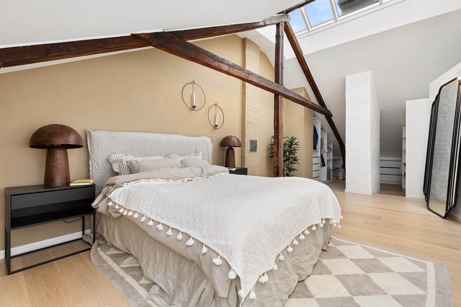 Svært romslig soverom med god plass til dobbeltseng, sittegruppe og eget walk-in closet. Galleribilde