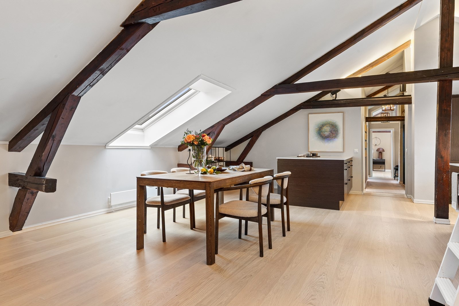 Lekker 1-stavs eikeparkett strekker seg gjennom leiligheten. Slipt og lakkert i 2025. Galleribilde