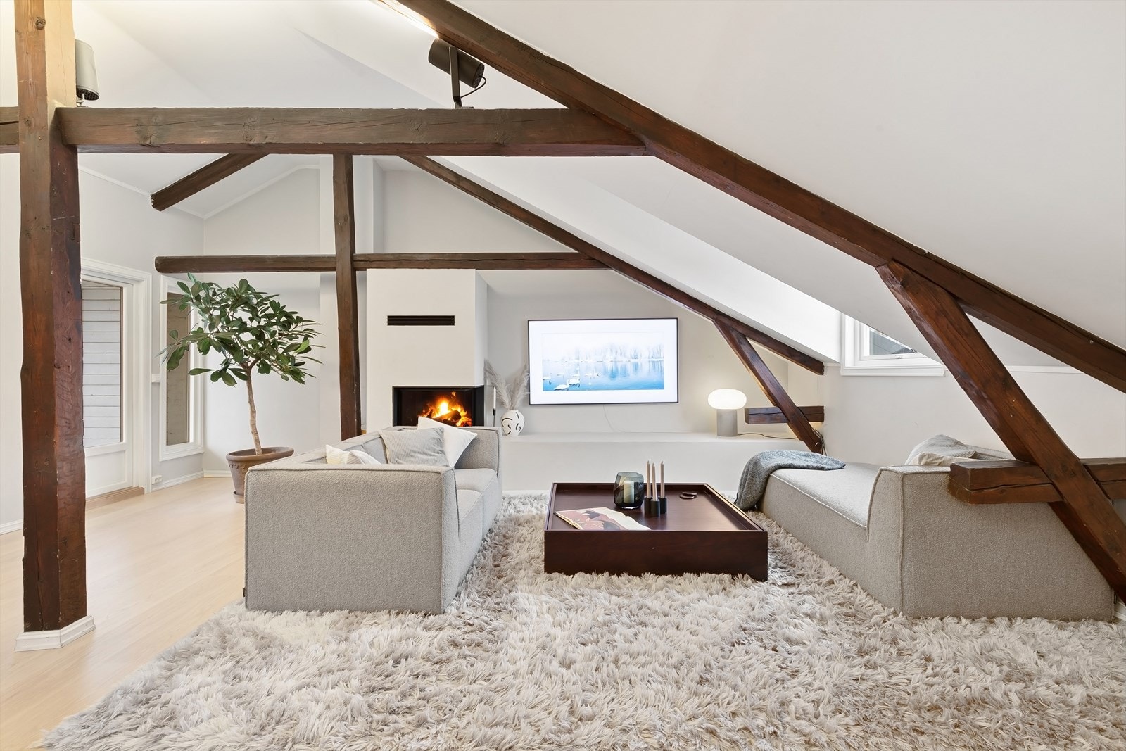 Romslig TV-stue med plass til stor sofagruppe og tilhørende møblement. Galleribilde