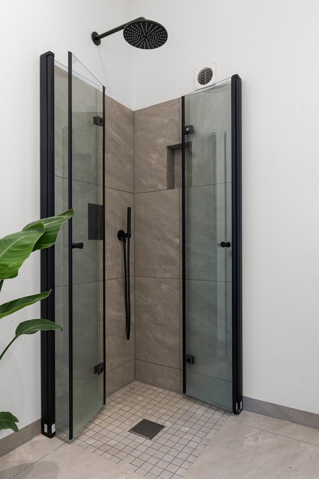 Romslig dusjsone med regn- og hånddusj. Galleribilde