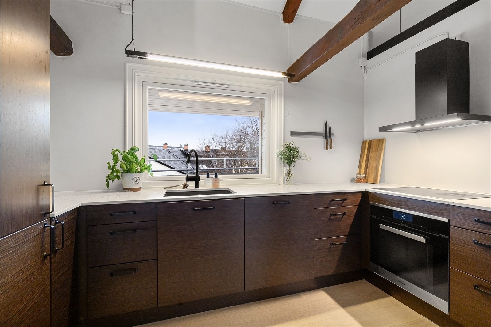 Velutstyrt HTH kjøkken fra 2014 med nye skapfronter, vaskekum, kjøkkenøy, vinskap og benkeplate fra 2020. Kjøkkenventilator med avtrekk ut. Galleribilde