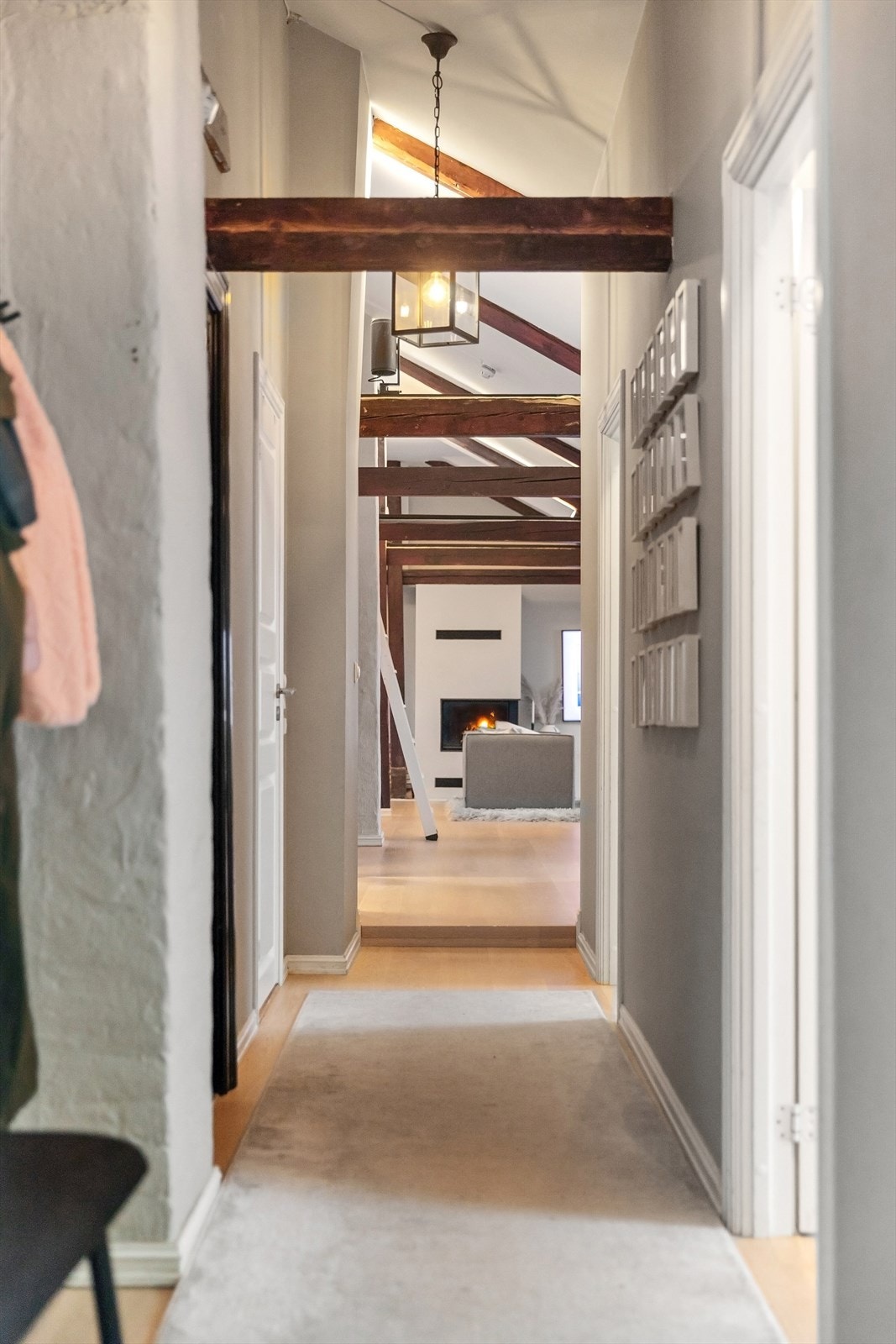 Mellomgang med adkomst til 3 soverom og bad. Galleribilde