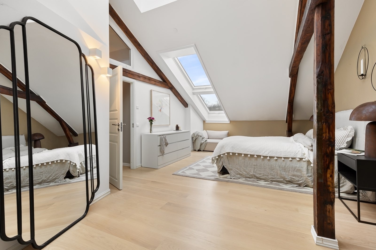 Hovedsoverom av god størrelse med plass til dobbeltseng med tilhørende møblement. Galleribilde