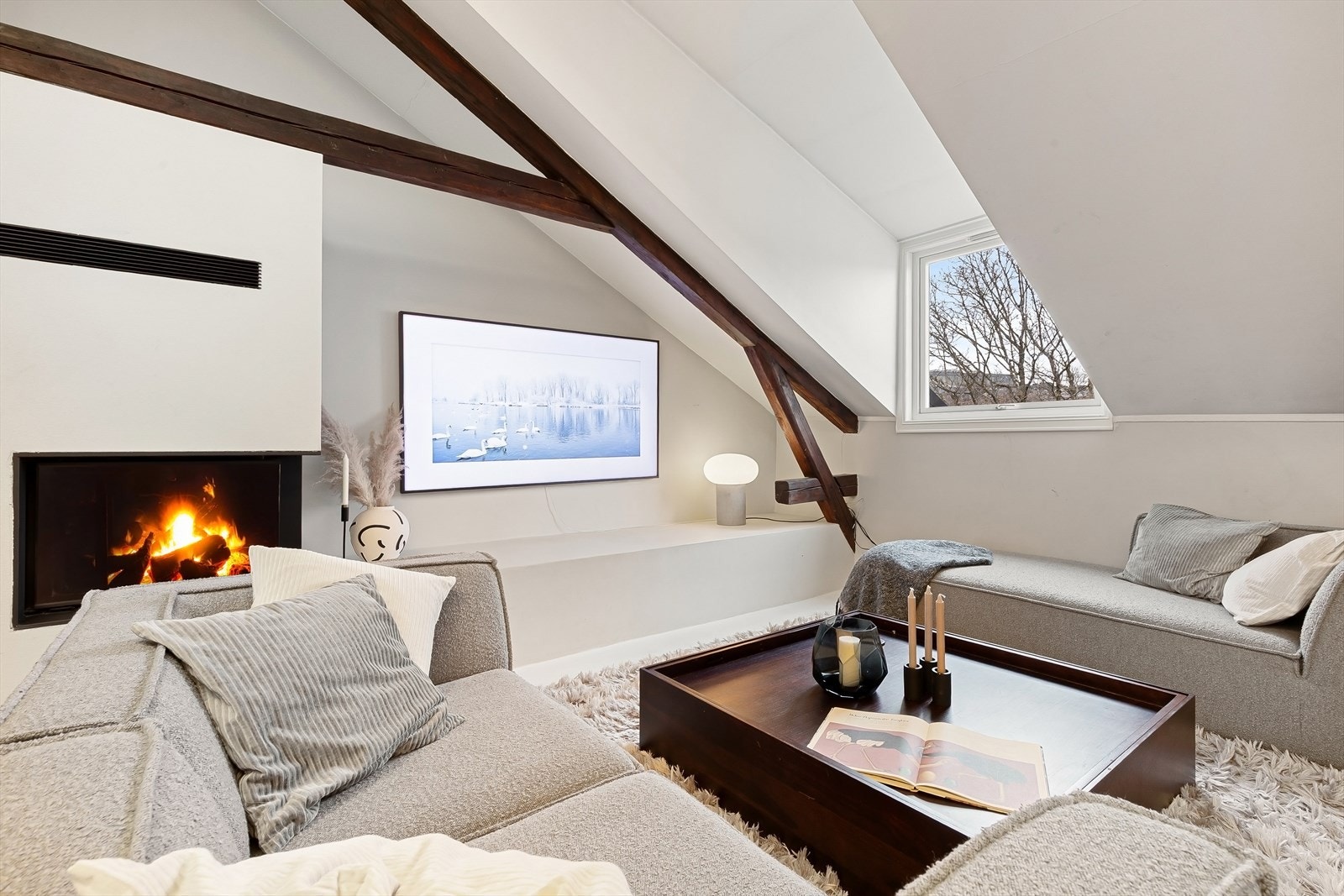 Hjørnepeisen gir et naturlig blikkfang i rommet og bidrar til lun og behagelig atmosfære året rundt. Galleribilde