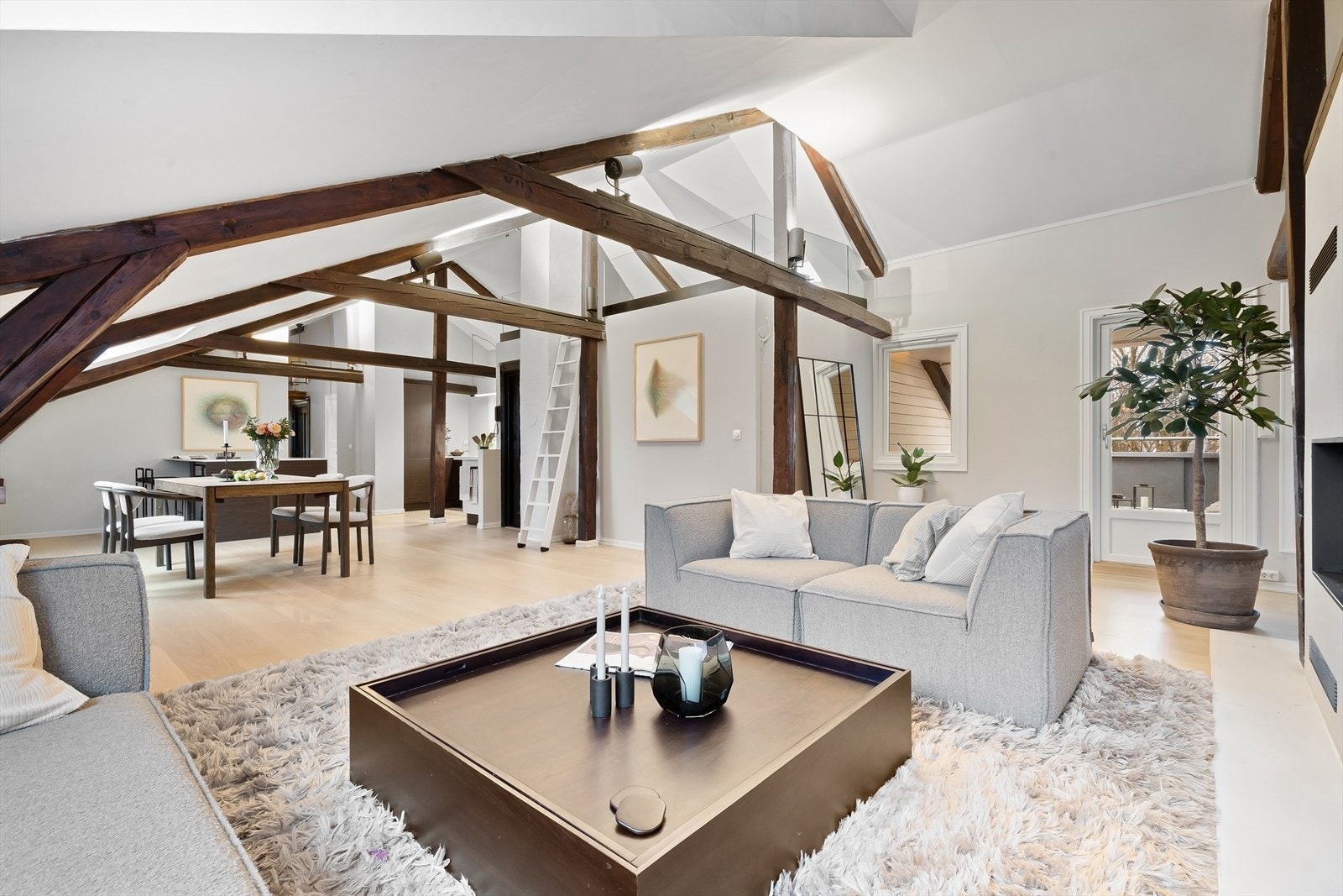 Leiligheten oppleves lys og luftig med gode vindusflater i skråtaket som slipper inn rikelig med naturlig lys. Galleribilde