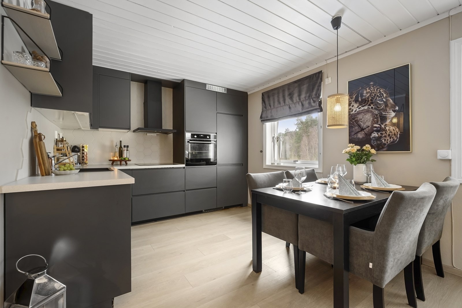 Naturlig plassering av spisebordet på kjøkkenet. Galleribilde