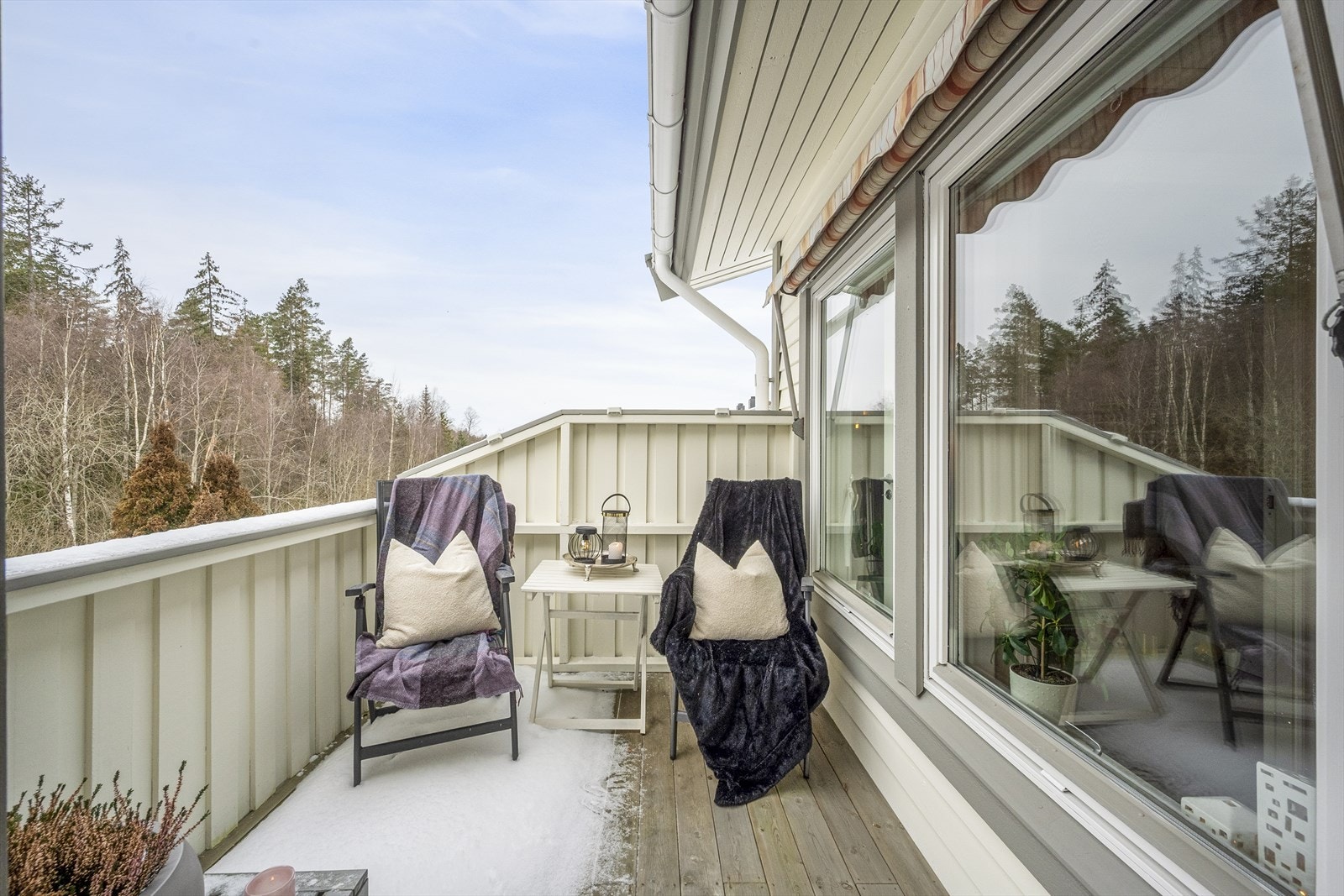 Fra stuen er det utgang til en vestvendt balkong på ca. 13 kvm. Galleribilde