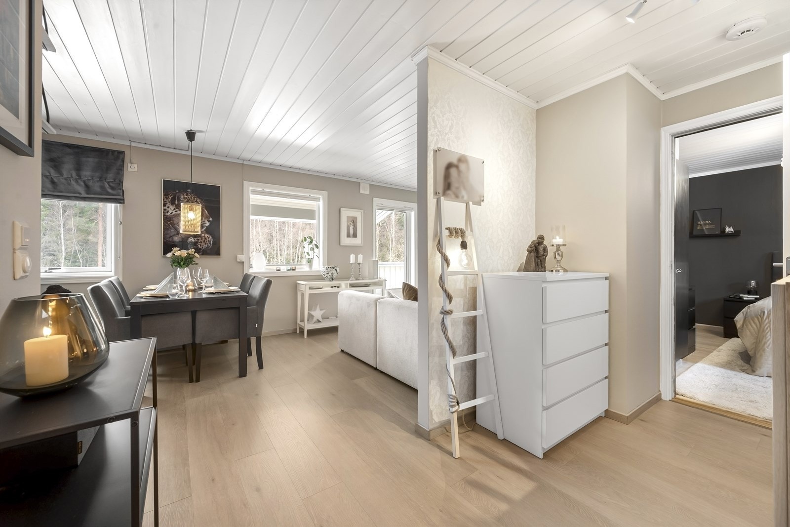 Her får du et umiddelbart godt og gjennomført førsteinntrykk. Leiligheten ble i sin helhet pusset opp i 2020/21. Galleribilde