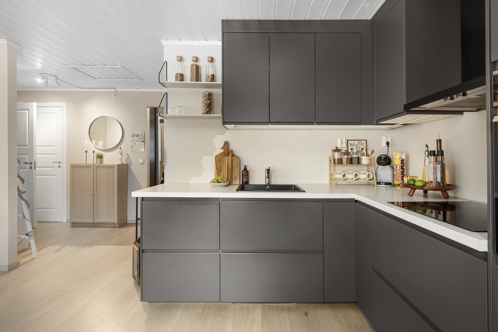 Det er godt med lagringsplass i både skap og skuffer, samt god plass til matlaging. Galleribilde