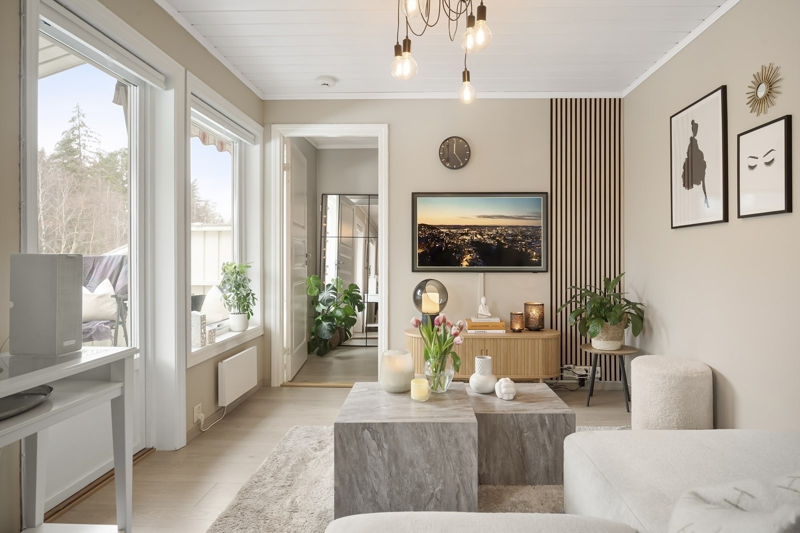 I stuen er det god plass til sofagruppe, sofabord og tv-møblement. Galleribilde