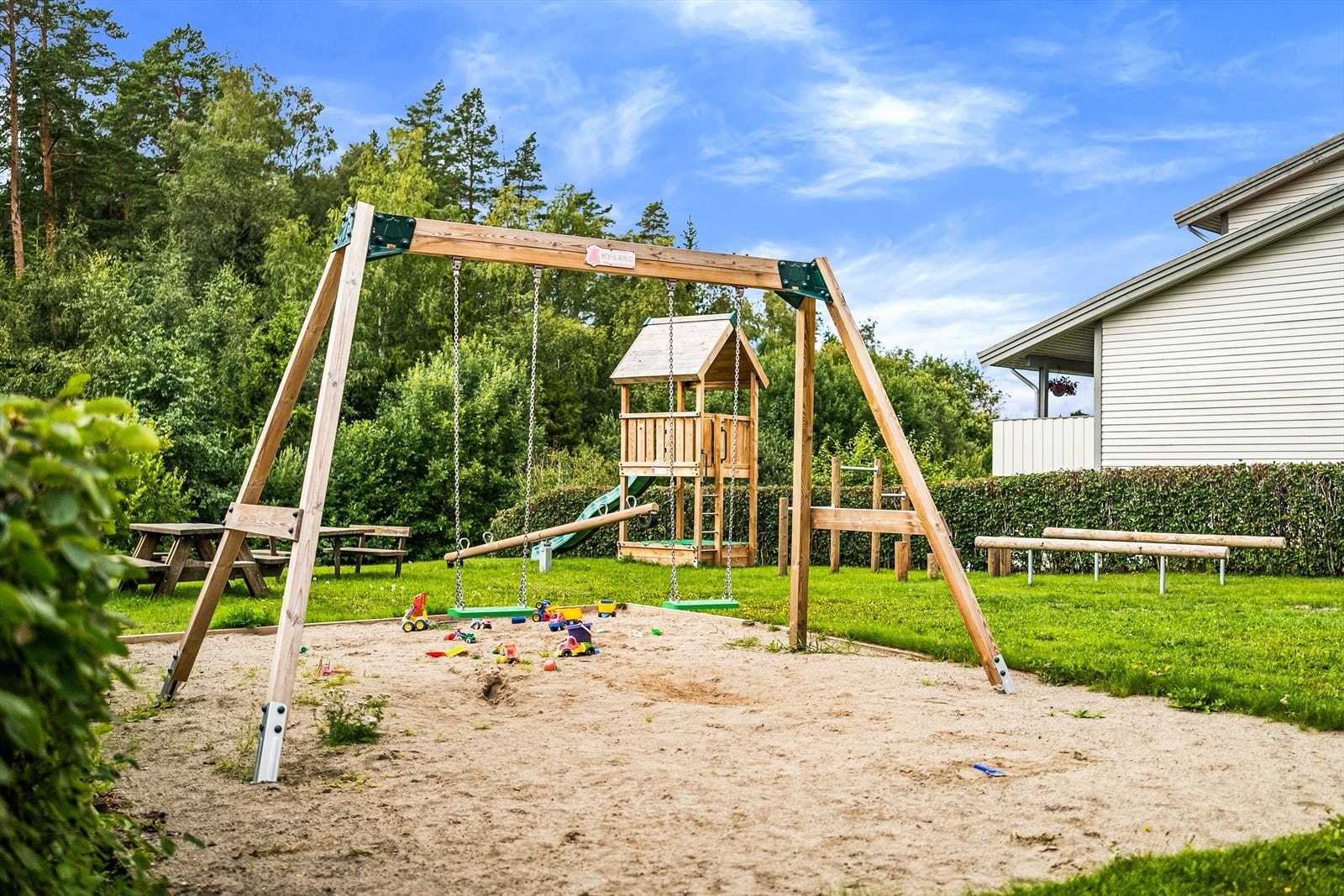 Store fellesarealer med lekeplass for de minste. Galleribilde