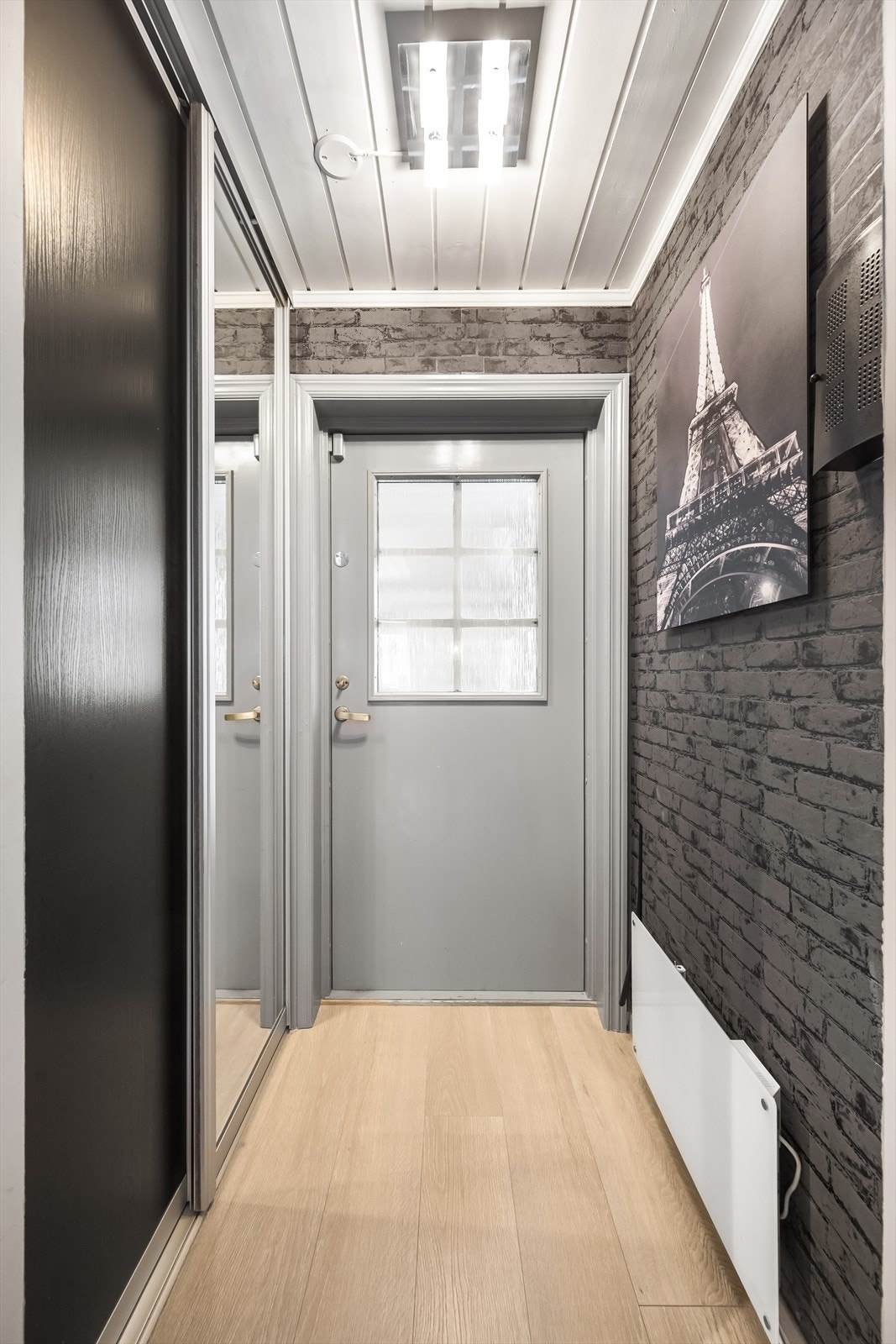 Velkommen inn! Det er god plass til oppbevaring av sko og yttertøy i romslig skyvedørsgarderobe. Galleribilde