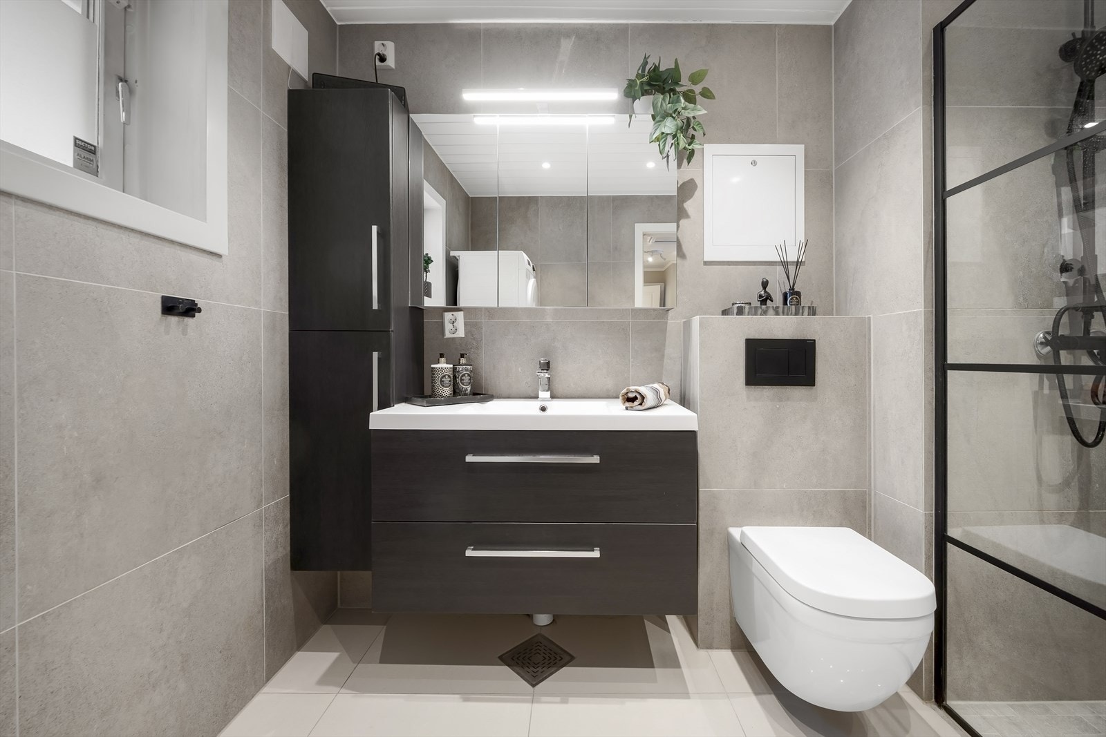 Overflater med 60x60 fliser på vegger og gulv, innfelte downlights i himling og elektrisk gulvvarme. Galleribilde