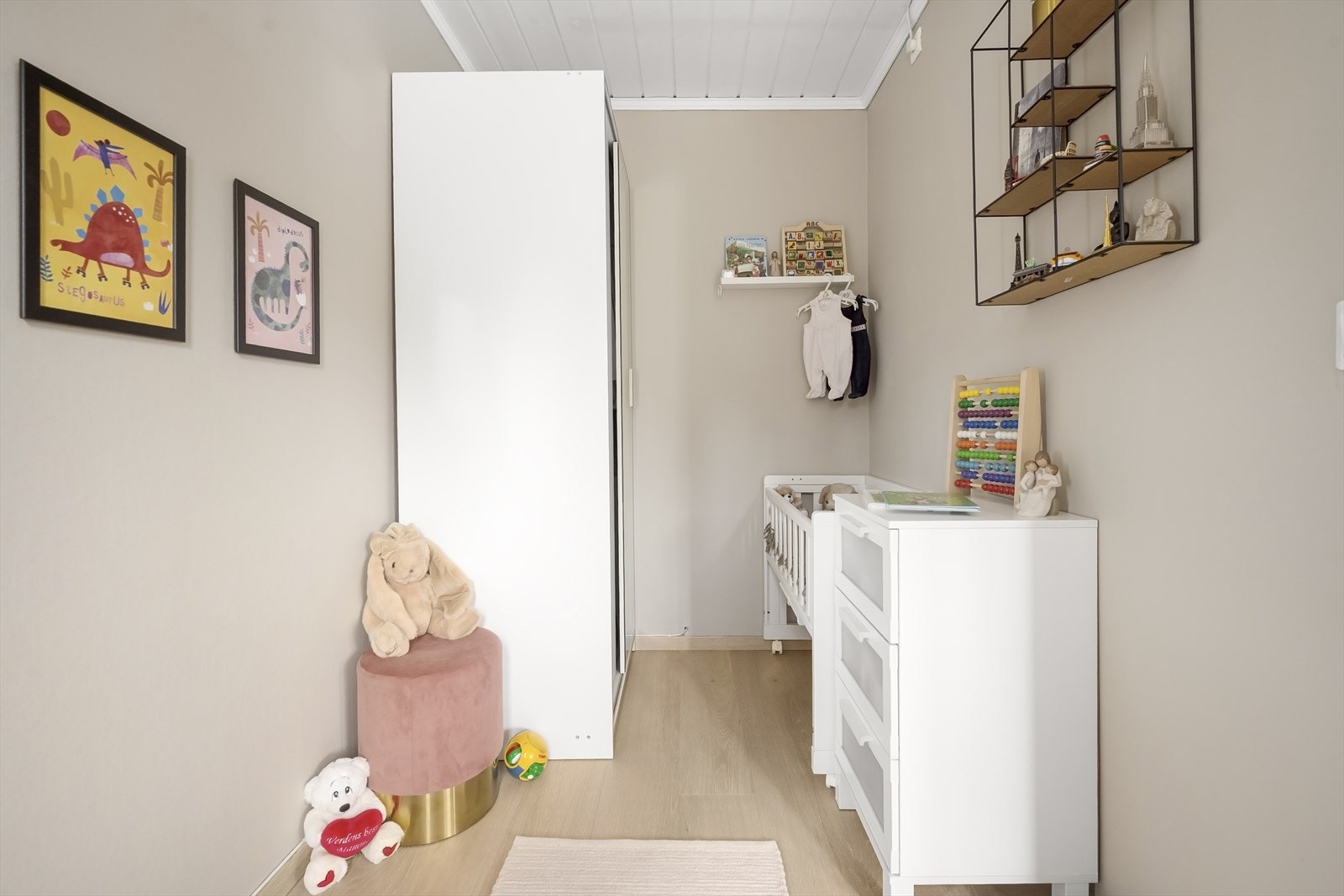 Soverom 2 passer perfekt som barnerom, gjesterom eller hjemmekontor. Galleribilde