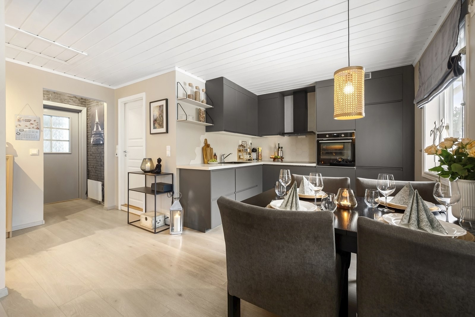 Tidsriktig og pent IKEA-kjøkken fra 2020. Galleribilde