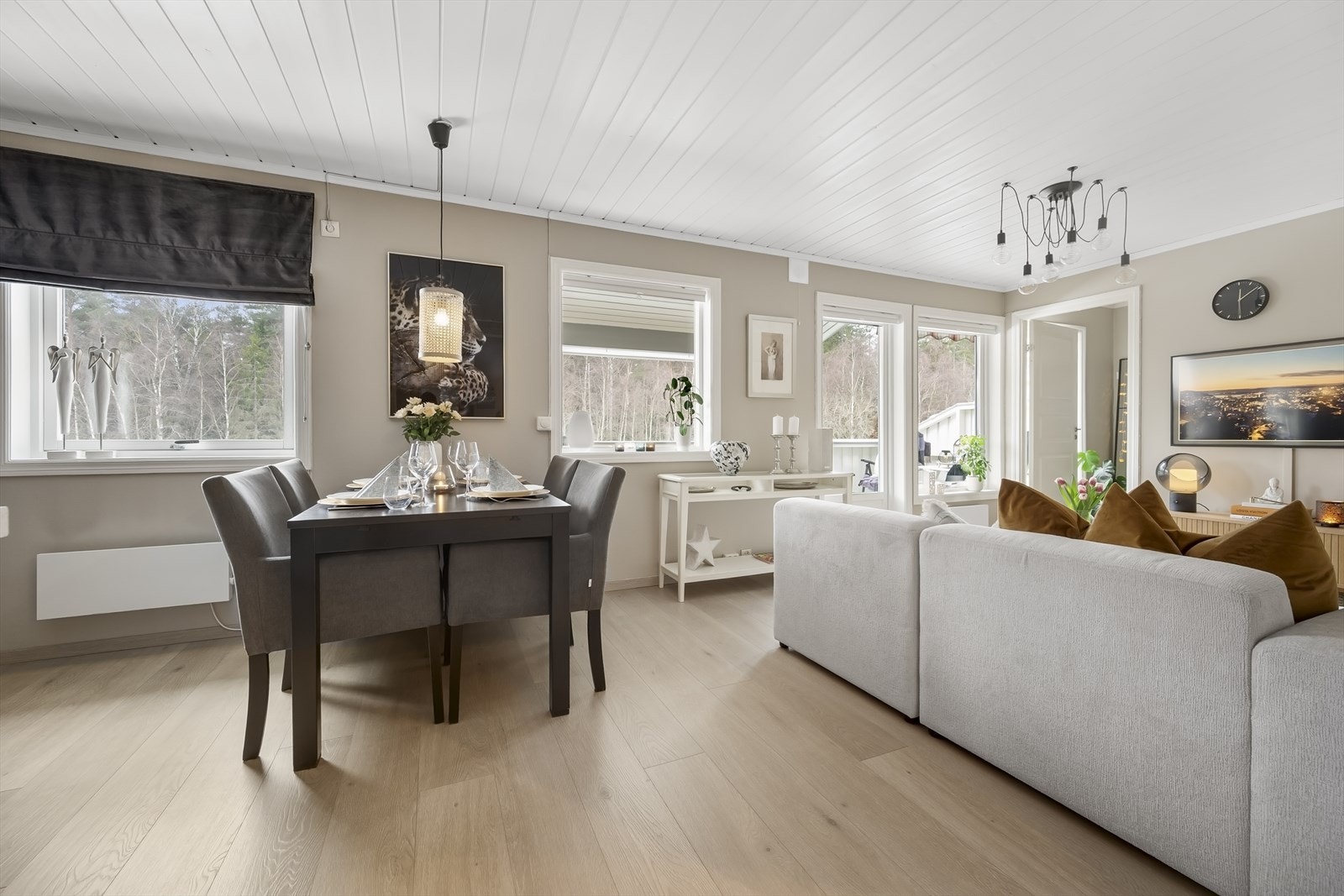 Rommet har store vindusflater langs hele den ene veggen som sikrer godt innslipp av naturlig lys. Galleribilde