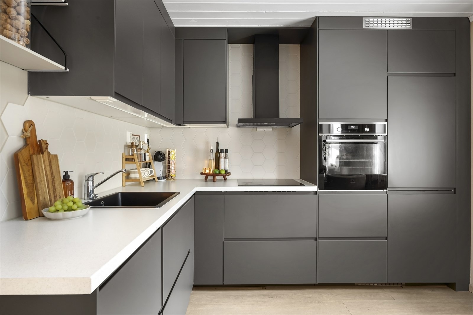 Hvitevarene er integrerte og består av platetopp, stekeovn, oppvaskmaskin og kjøl/fryseskap. Det er avtrekk via mekanisk avtrekksanlegg i boenheten. Galleribilde