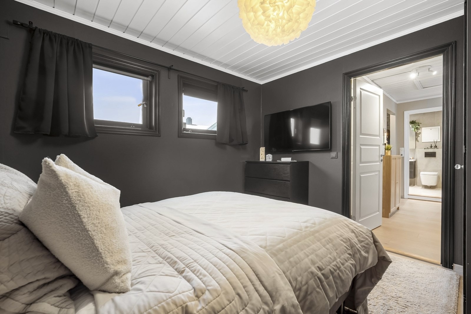 Det er plass til skap/kommode for oppbevaring. Soverommet er malt i en lun og behagelig farge. Galleribilde