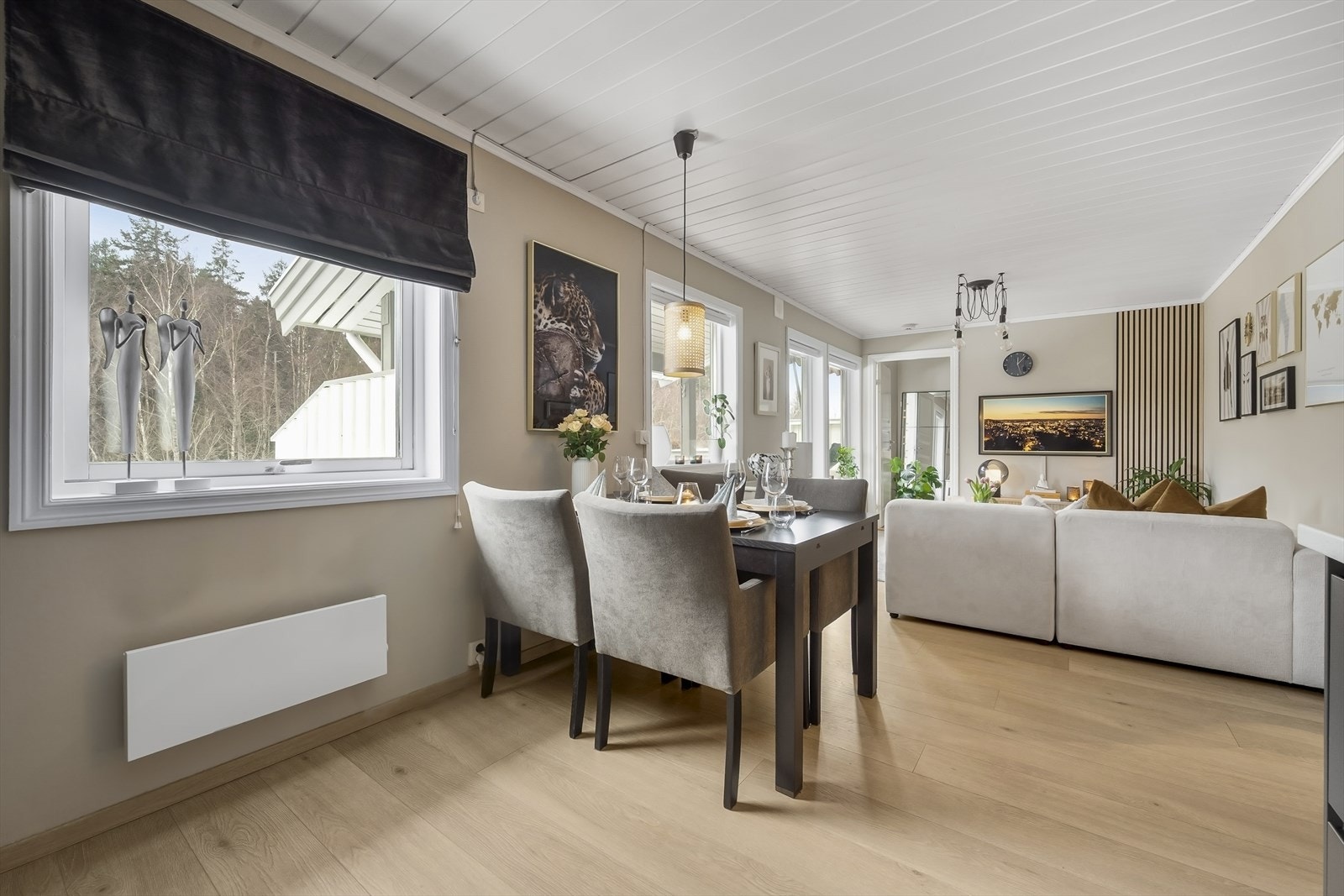 Leiligheten har en lys og innbydende stue med store vindusflater og utgang til balkong. Galleribilde