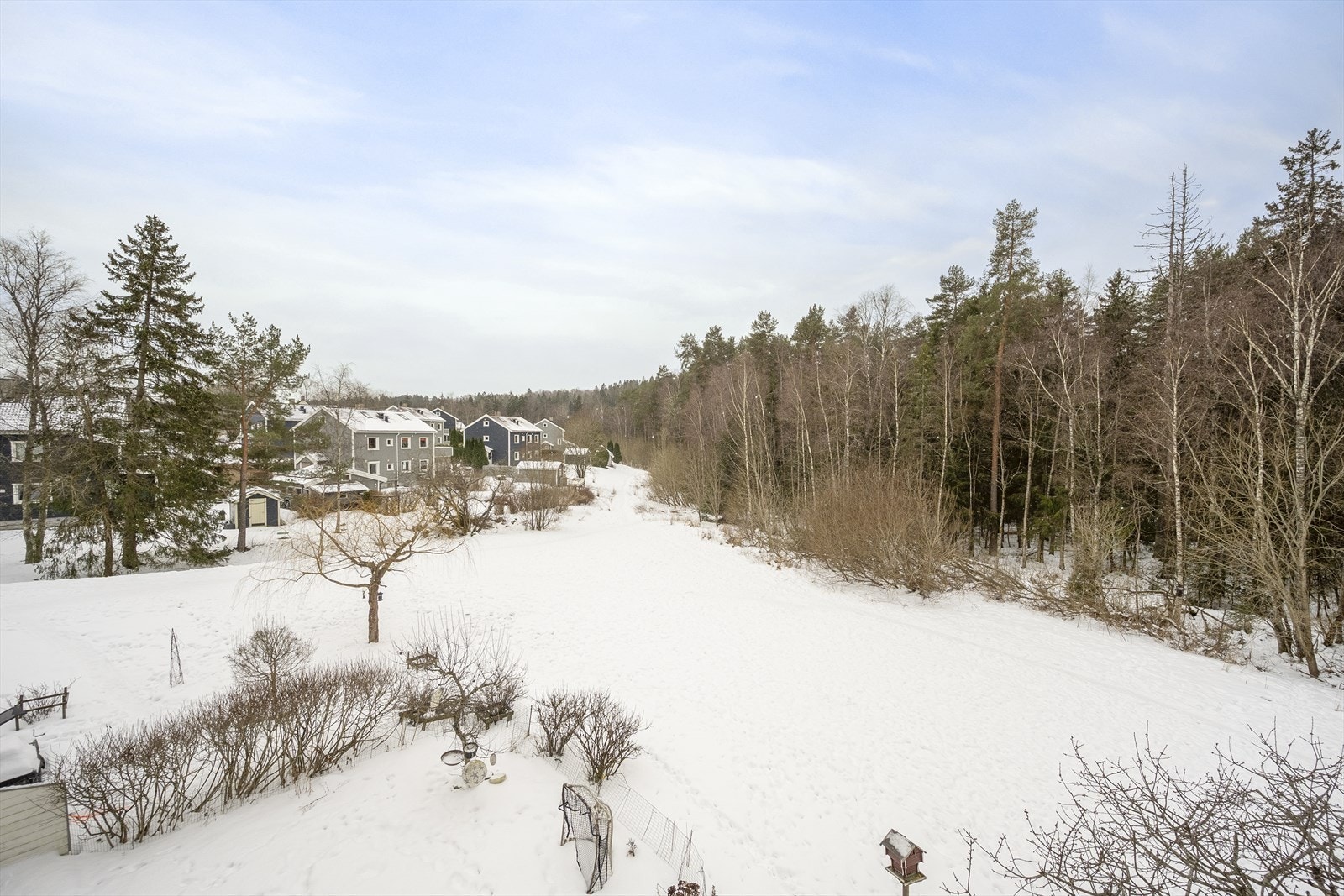 Fra balkongen er det åpent og frodig utsyn mot sameiets idylliske fellesarealer. Galleribilde
