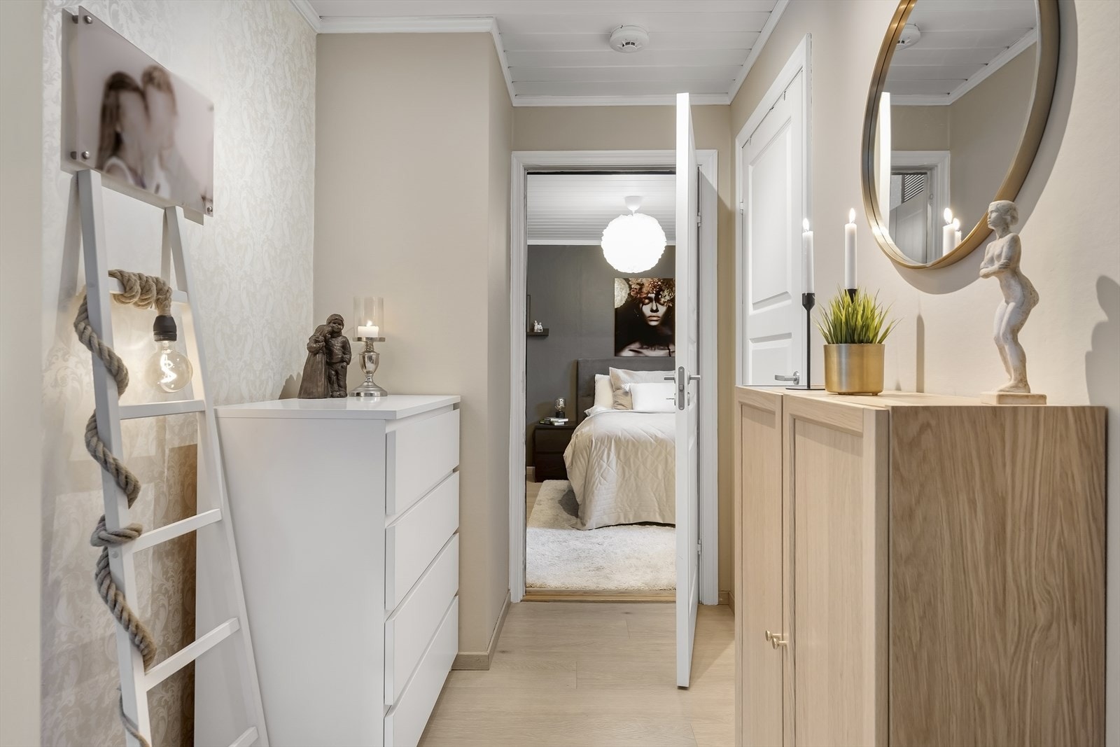 Åpen gang med adkomst til hovedsoverommet og den innvendige boden. Galleribilde