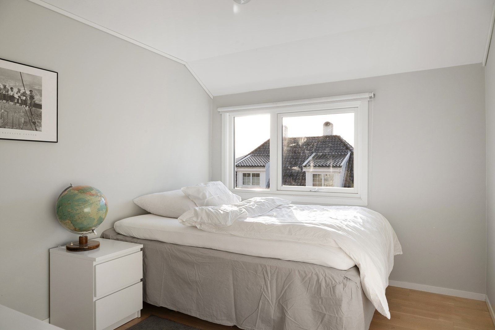 Lyst og innbydende soverom med skråtak, behagelig dagslys fra vindu og plass til seng samt møblering etter behov. Galleribilde