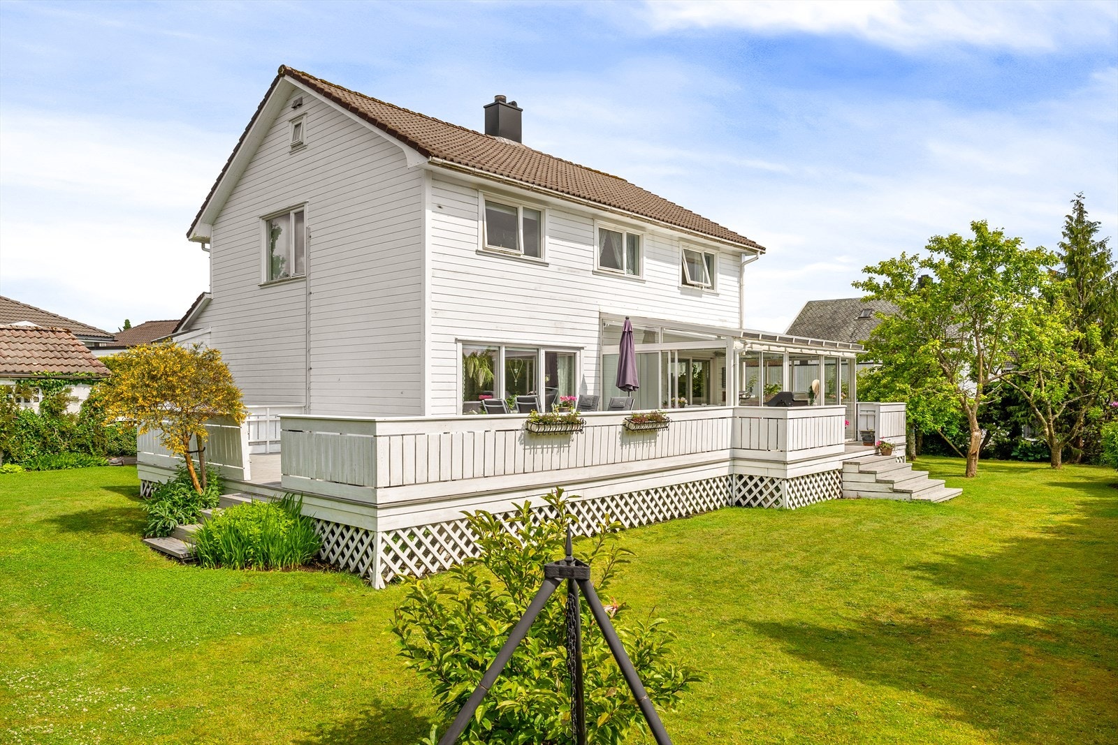 Velholdt enebolig med stor terrasse og gode solforhold, omgitt av pent opparbeidet hage. Galleribilde