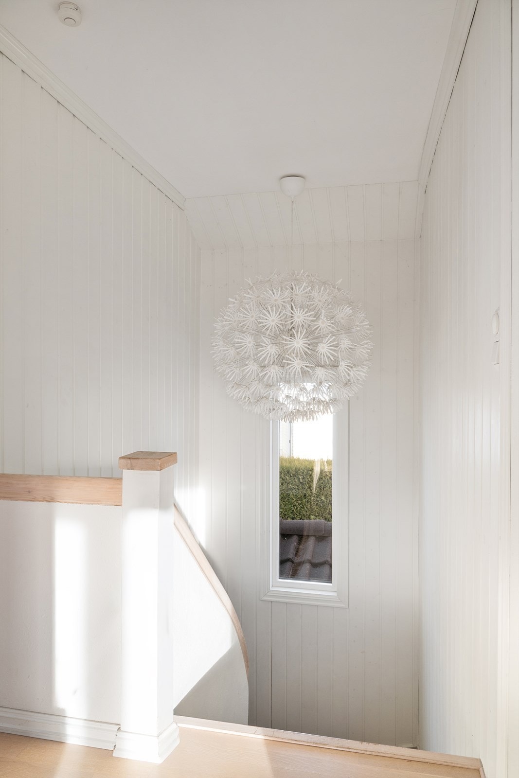 Lyst og innbydende trappeløp med god takhøyde, vindusflate og fine lysforhold som gir en luftig overgang mellom etasjene. Galleribilde