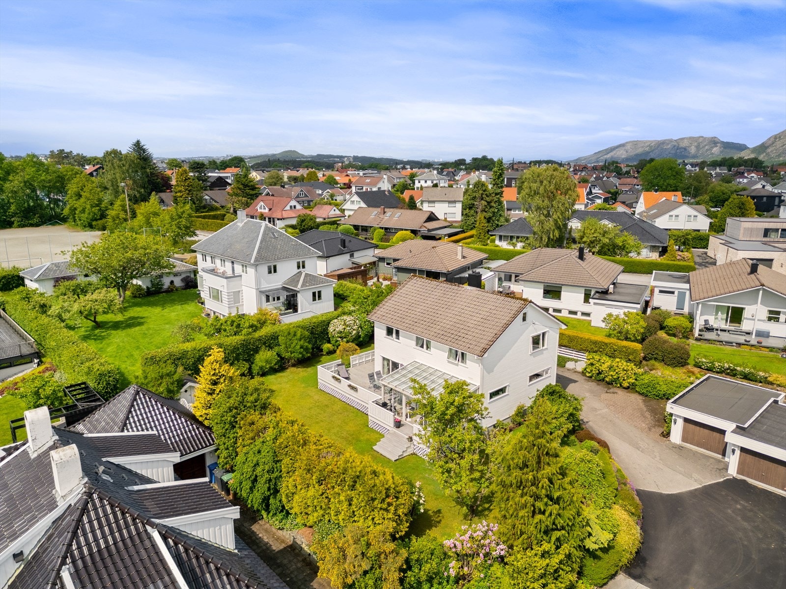 Eiendommen har en sentral, men tilbaketrukket beliggenhet i et hyggelig boligområde. Galleribilde