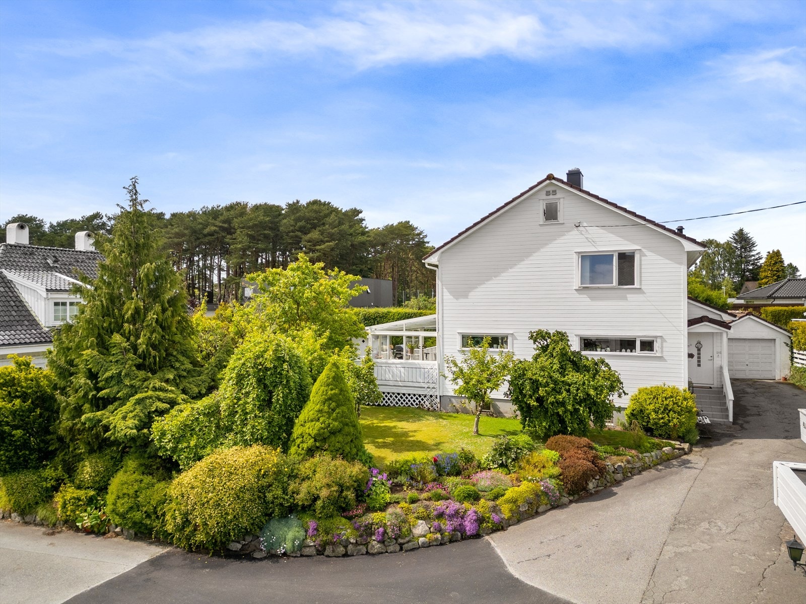 Velholdt eiendom med frodig hage, pent opparbeidet uteområde og gode solforhold. Galleribilde