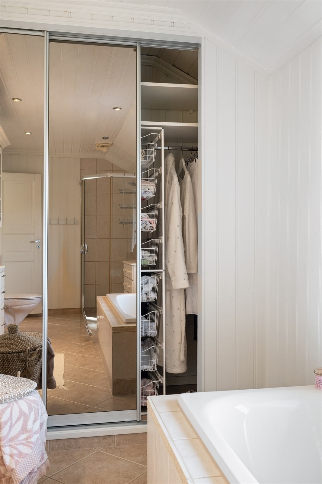 Smart garderobeløsning med skyvedører i tilknytning til bad, som gir ryddig oppbevaring og effektiv utnyttelse av plassen. Galleribilde