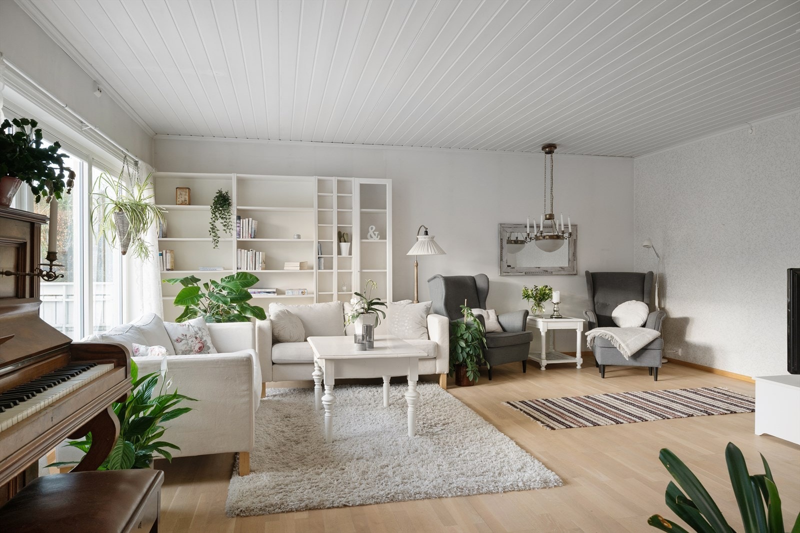 Stuen byr på fleksible møbleringsmuligheter og en luftig romfølelse, godt egnet for både sofa og sittegrupper. Galleribilde