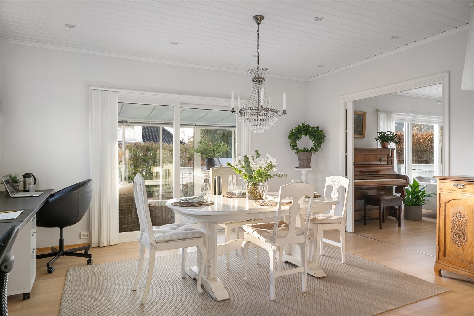 Romslig spisestue med god takhøyde og naturlig forbindelse til stue og terrasse. Galleribilde