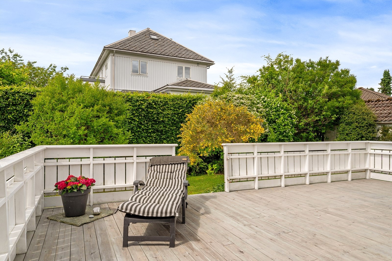 Stor, solrik terrasse med god boltreplass og hyggelig utsyn mot hage og grøntområde. Galleribilde