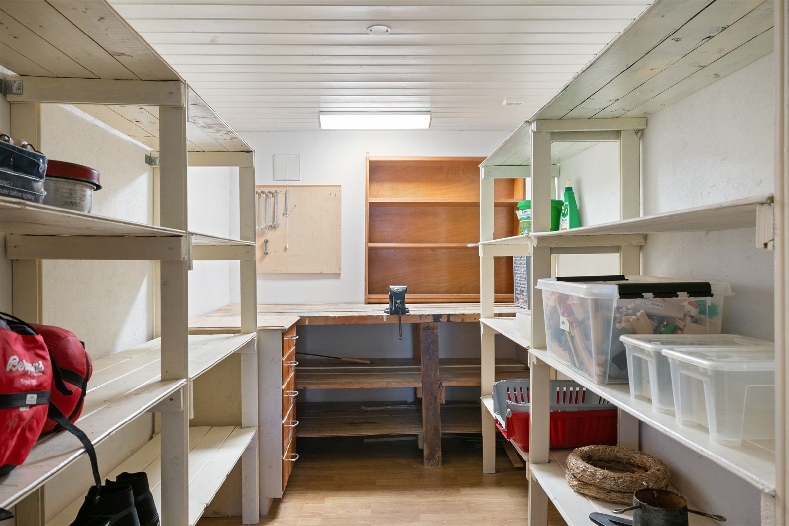 Romslig bod med gode hyller, arbeidsbenk og rikelig plass til oppbevaring og hobbybruk. Galleribilde