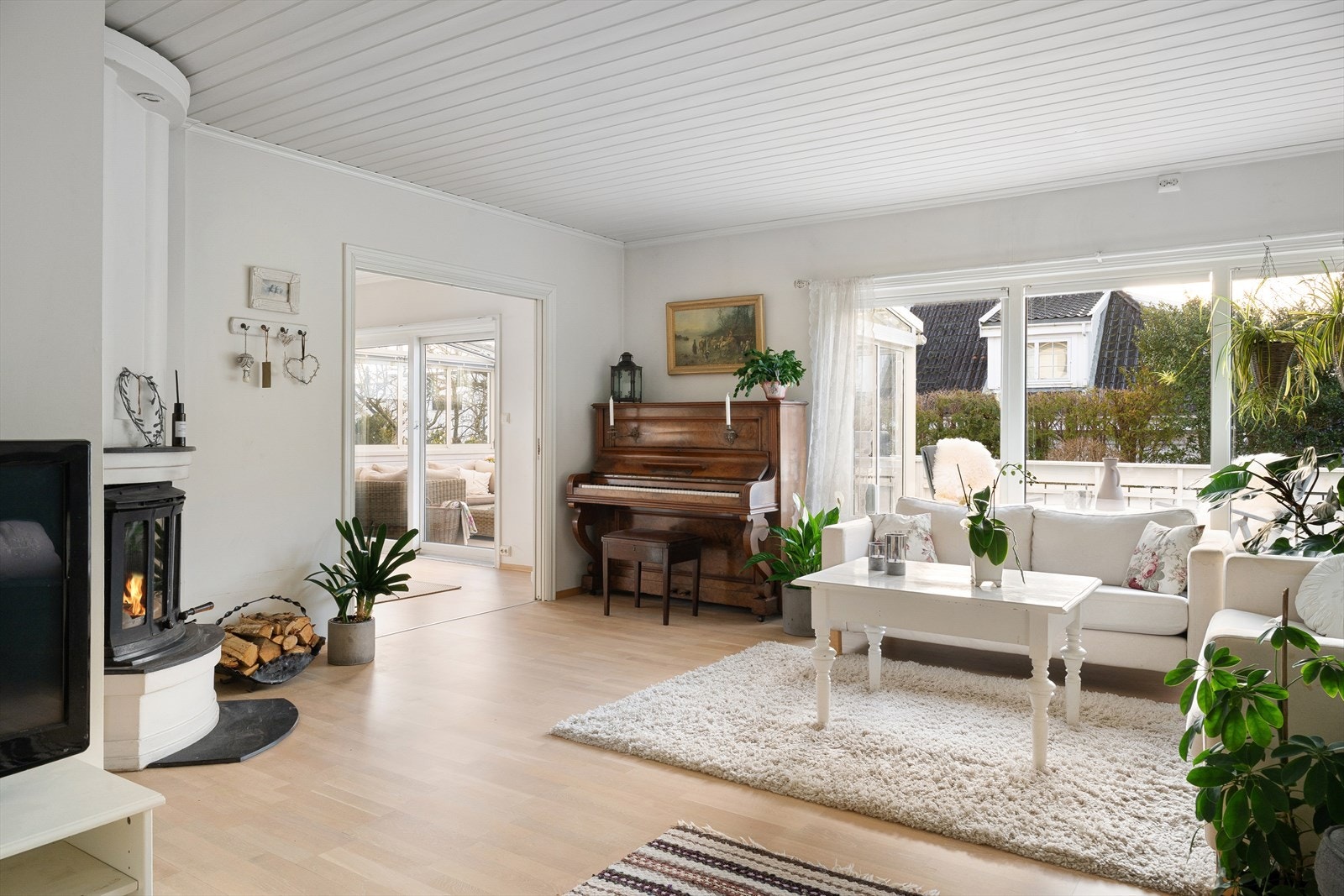 Innbydende stue med peisovn og direkte adkomst til spisestue, som skaper en naturlig og sosial planløsning. Galleribilde