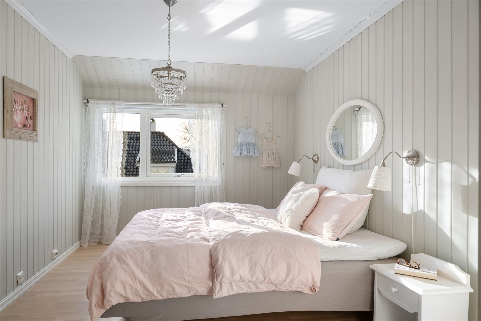 Sjarmerende soverom med klassiske overflater, godt naturlig lys og en lun atmosfære. Galleribilde