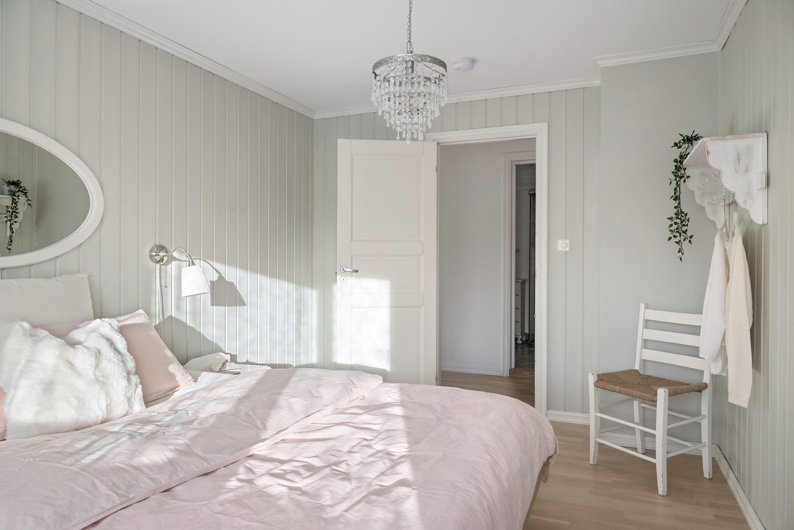 Gjennomgående lyse flater, dekorative detaljer og god plass til dobbeltseng og nattbord. Galleribilde