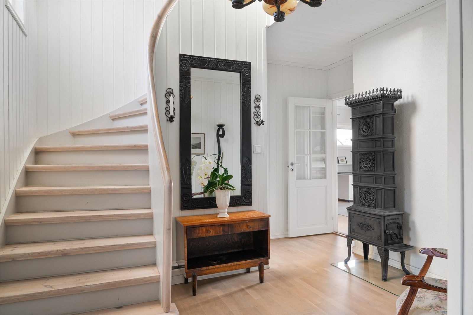 Romslig hall med elegant trappeløp og klassiske detaljer. Galleribilde