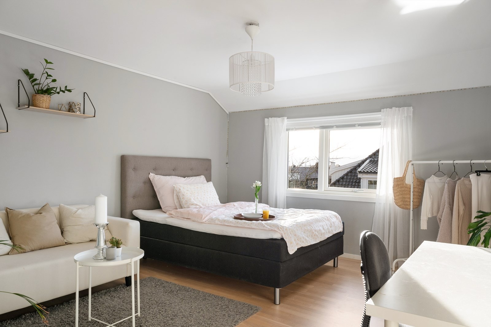 Lyst og romslig hovedsoverom med plass til både dobbeltseng, arbeidsplass og oppbevaring. Galleribilde