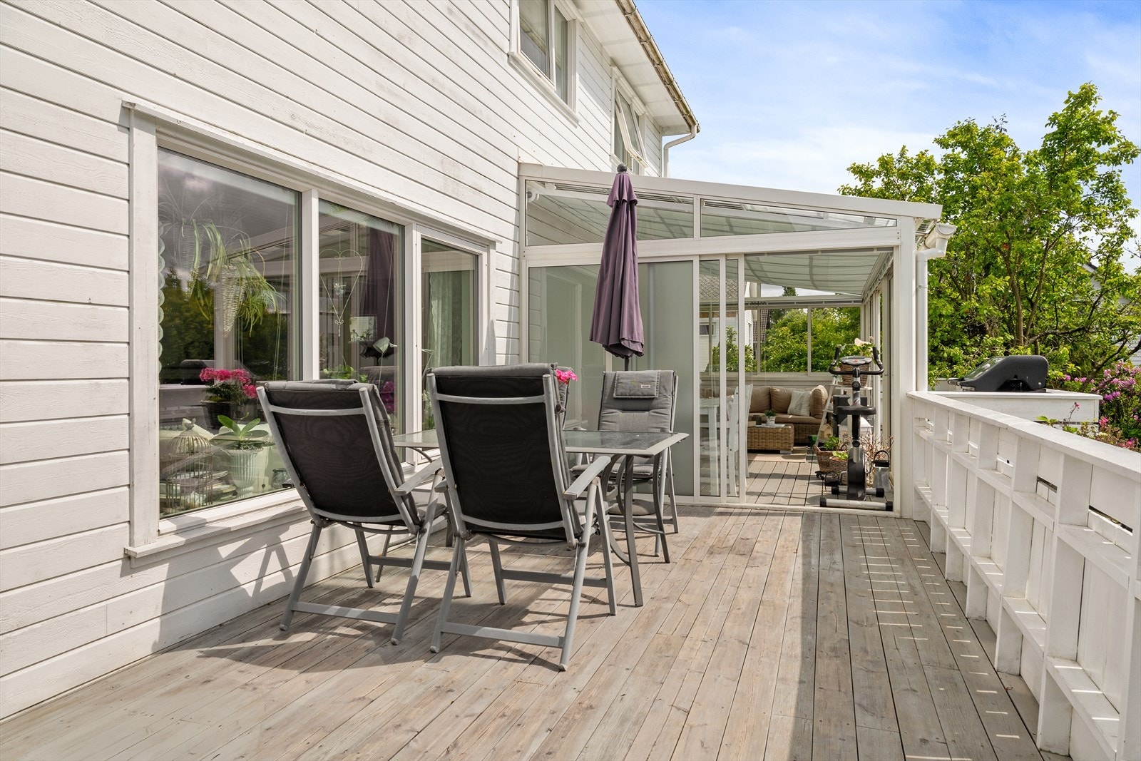 Romslig terrasse med spiseplass og direkte adkomst til vinterhage. Galleribilde