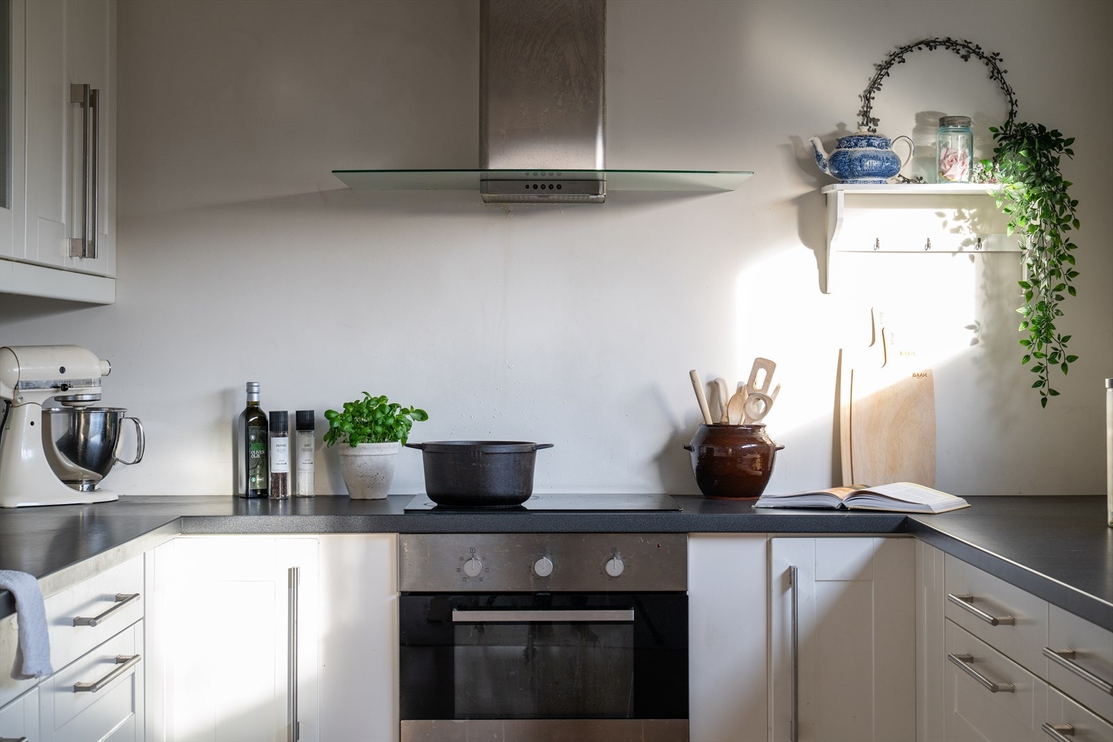 Stilrent kjøkken med god benkeplass, integrerte hvitevarer og tidløse fronter. Galleribilde