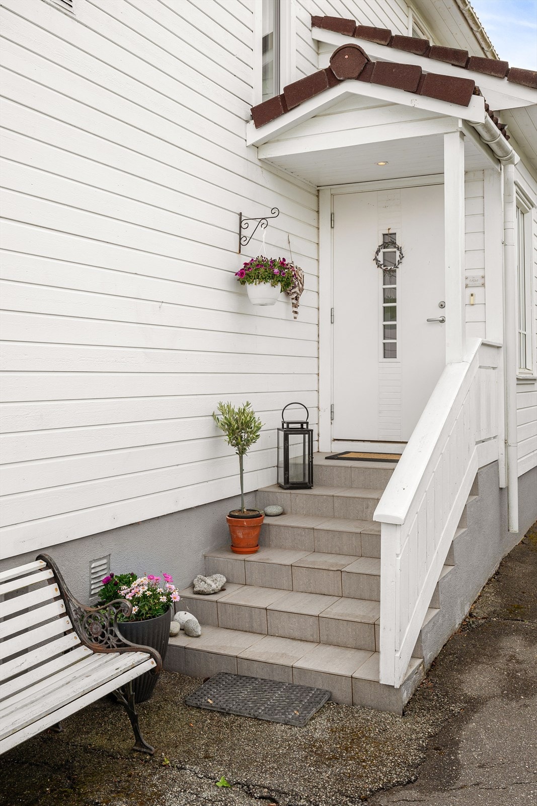 Pent inngangsparti med trappeadkomst og overbygget inngang. Galleribilde