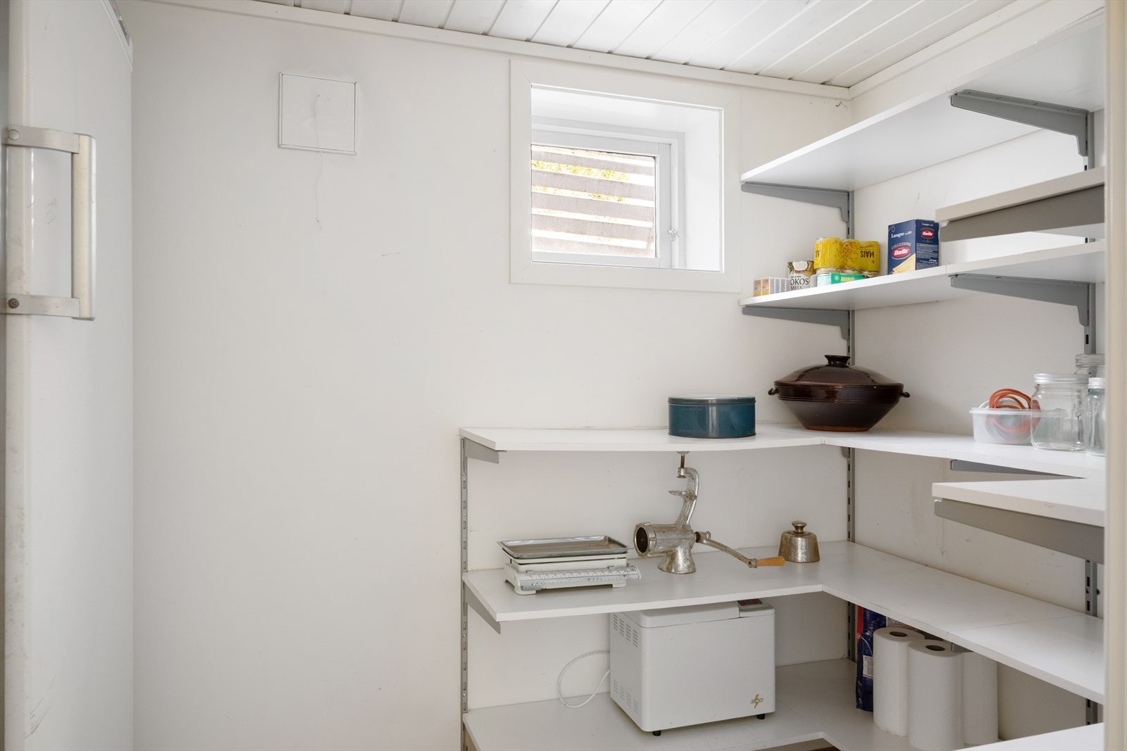 Praktisk bod for ekstra oppbevaring. Galleribilde