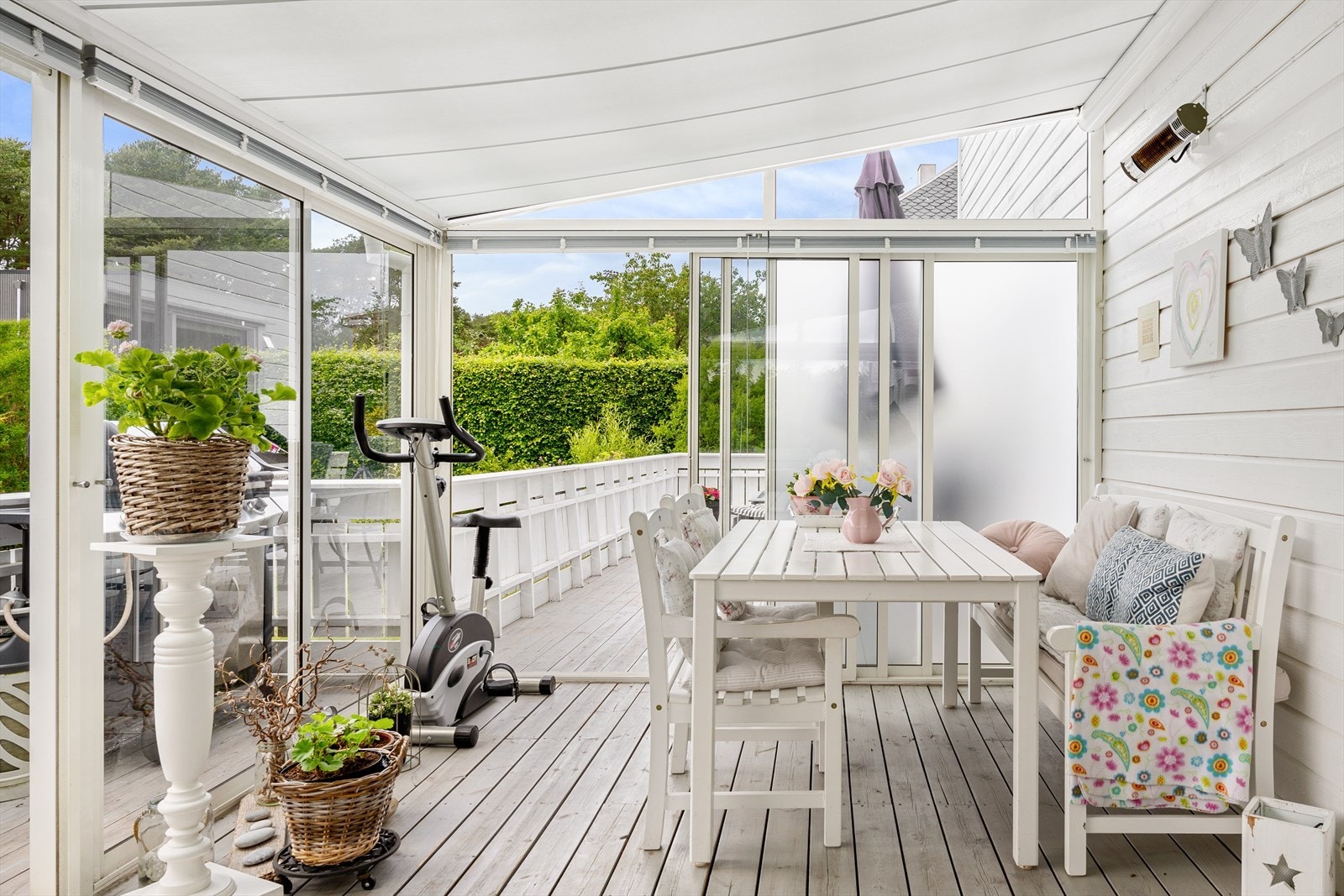 Innglasset terrasse med skyvedører og god plass til spisegruppe. Galleribilde