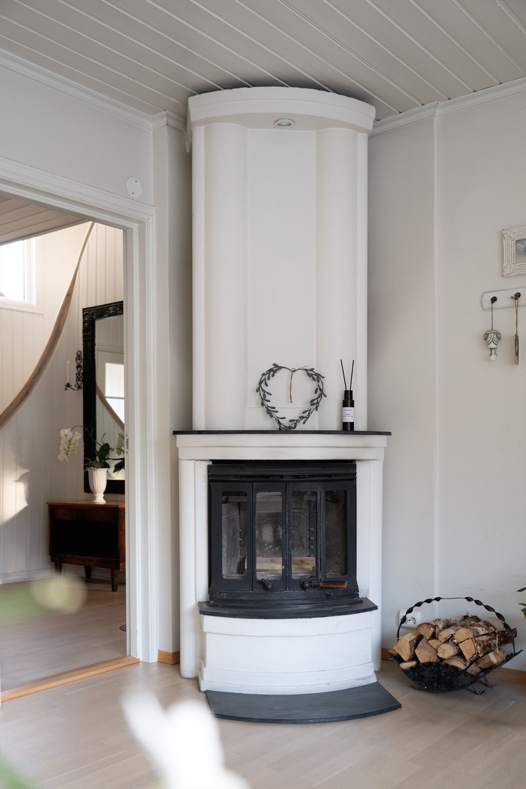 Stilfull peisovn som bidrar til både varme og hyggelig atmosfære i oppholdsrommet. Galleribilde